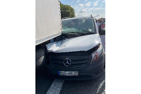Eingeklemmter Transporter am Sattelauflieger-Heck Eingeklemmter Transporter am Sattelauflieger-Heck