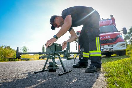 Mit Drohnen suchten Feuerwehren und Einsatzkräfte der Polizei am Dienstag nach einer angeblichen Großkatze im Umfeld des Geiseltalsees im südlichen Sachsen-Anhalt. Die großangelegte Aktion wurde mittlerweile eingestellt. 