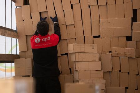 Ein Berg an Paketen, hier in einem Paketzentrum von DPD - an Logistikstandorten anderer Dienstleister sind es ähnlich große Massen. Ein Berg an Paketen, hier in einem Paketzentrum von DPD - an Logistikstandorten anderer Dienstleister sind es ähnlich große Massen.