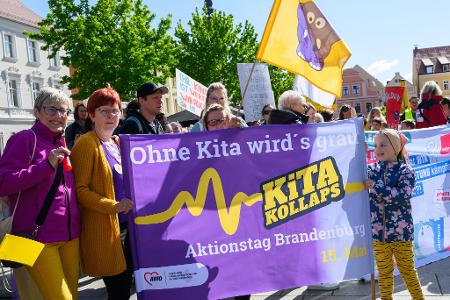 Im brandenburgischen Cottbus demonstrieren Erzieherinnen und Erzieher bei einem Aktionstag im Mai gegen einen drohenden 