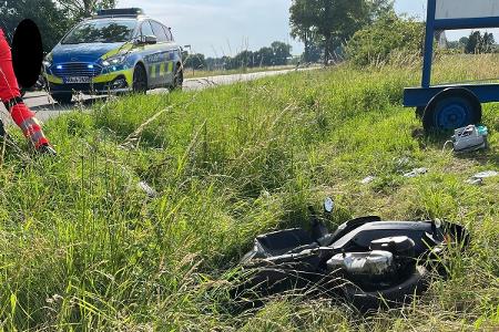Das Kleinkraftrad liegt nach einem Alleinunfall im Graben.
Foto: Polizei Minden-Lübbecke