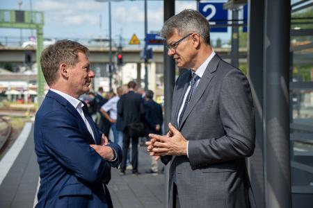 Der neue Verkehrsminister, Patrick Schnieder (CDU, rechts), und Bahnchef Richard Lutz müssen sich noch einspielen. (Archivbild)