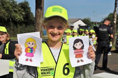 Die Denk- und Dankzettel hatten die Kinder vorher selbst gemalt. Die Denk- und Dankzettel hatten die Kinder vorher selbst gemalt.