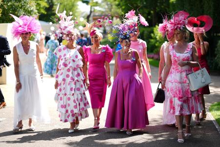 Wo die Hüte wichtiger sind als die Pferde: Besucherinnen kommen mit extravaganten Hüten zum zweiten Tag vom Pferderennen im britischen Ascot.