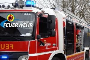 Feuerwehr rettet zwei Arbeiter aus Arbeitsbühne