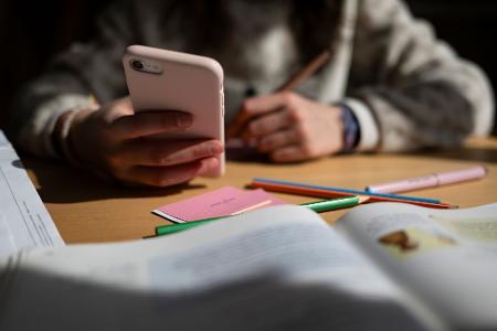 Einer neuen Umfrage zufolge gibt es eine breite Mehrheit für Einschränkungen der Nutzung von privaten Handys an Schulen. Einer neuen Umfrage zufolge gibt es eine breite Mehrheit für Einschränkungen der Nutzung von privaten Handys an Schulen.