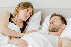 Zusammen schläft's sich schlecht? Was Paaren hilft