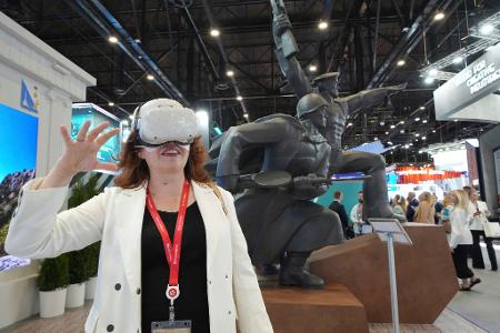 Russische Unternehmer und Konzerne präsentieren beim Petersburger Internationalen Wirtschaftsforum ihre neuesten Errungenschaften. Russische Unternehmer und Konzerne präsentieren beim Petersburger Internationalen Wirtschaftsforum ihre neuesten Errungenschaften.