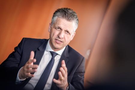 Kanzleramtschef Thorsten Frei (CDU) sieht keine geänderte Haltung der Bundesregierung gegenüber Israel. Kanzleramtschef Thorsten Frei (CDU) sieht keine geänderte Haltung der Bundesregierung gegenüber Israel.
