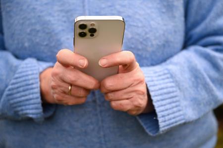 Das ungute Gefühl gegenüber neuen digitalen Anwendungen ist bei älteren Menschen besonders stark ausgeprägt. Das ungute Gefühl gegenüber neuen digitalen Anwendungen ist bei älteren Menschen besonders stark ausgeprägt.