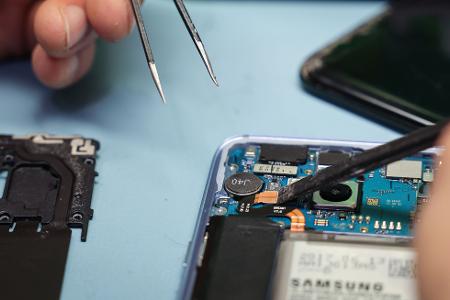 Ab dem 20. Juni sollen Kundinnen und Kunden mit dem Energielabel wissen, wie leicht ein Handy zu reparieren ist. (Symbolbild)