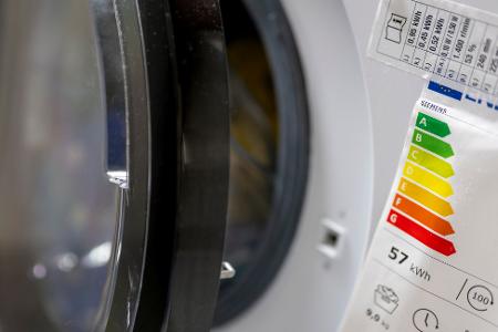 Auf Waschmaschinen klebt die Energieeffizienzskala schon seit Jahren. (Symboldbild)