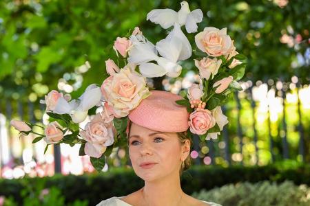 Donnerstag ist bei der Rennwoche Royal Ascot traditionell der Tag, an dem die Pferde in den Hintergrund treten. Am Ladies Day geht es vor allem um eines: Die ausgefallensten Kopfbedeckungen.