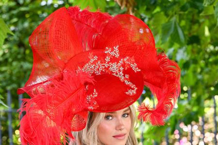 Wie gut, dass es am Donnerstag in Ascot in der Nähe von Schloss Windsor nahezu windstill war, sonst hätten einige der anwesenden Damen sicher Probleme mit ihrer Kopfbedeckung bekommen!
