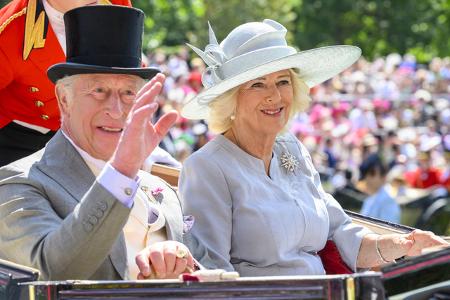 ...die Royals im Mittelpunkt - die fünf Tage währende Veranstaltung heißt nicht umsonst ganz offiziell Royal Ascot, und so gaben sich auch am Donnerstag König Charles III. und seine Frau, Königin Camilla die Ehre.