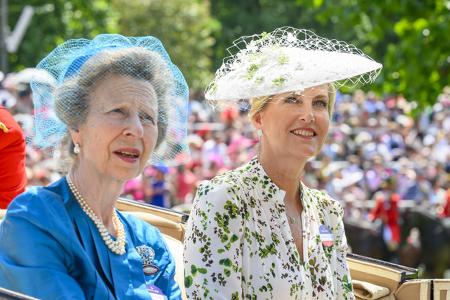 ...Prinzessin Anne selbst, Herzogin Sophie, die Frau von Prinz Edward...