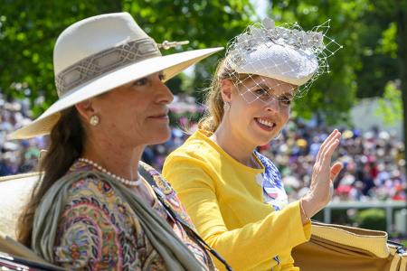 Prinzessin Beatrice winkte bei 30 Grad im Schatten gut gelaunt in die Menge.