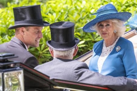 Am Vortag hatte es Unruhe um die Teilnahme der Royals gegeben, nachdem Herzogin Kate ihre Teilnahme ohne weitere Begründung kurzfristig abgesagt hatte. Prinz William fuhr stattdessen in der Kutsche von Königin Camilla vor.
