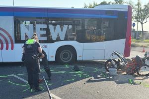 Gemeinsame Pressemeldung von Polizei und Feuerwehr Mönchengladbach: Unfall auf der Gladbacher Straße: Motorradfahrer (23) tödlich verletzt nach Kollision mit Linienbus