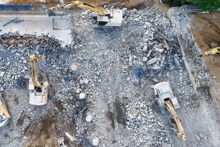 Bagger arbeiten an den letzten Brückenteilen beim Abriss der einsturzgefährdeten Ringbrücke über den Damaschkeplatz in Magdeburg.