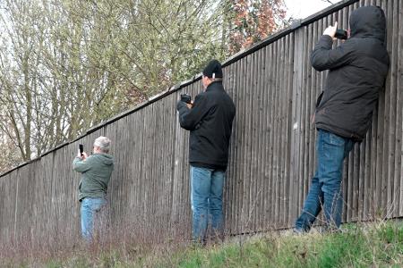 An Unfallstellen mit dem Handy draufhalten und filmen - ein Ärgernis für die Retter. (Symbolbild) An Unfallstellen mit dem Handy draufhalten und filmen - ein Ärgernis für die Retter. (Symbolbild)