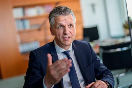 Kanzleramtschef Frei kann sich nur schwer vorstellen, dass Freiwilligkeit reicht, um die Bundeswehr ausreichend zu vergrößern. Kanzleramtschef Frei kann sich nur schwer vorstellen, dass Freiwilligkeit reicht, um die Bundeswehr ausreichend zu vergrößern.