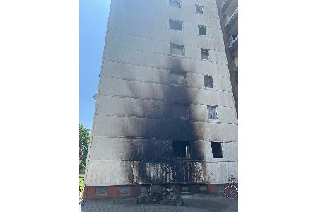 Abgebranntes Motorrad vor dem Mehrfamilienhaus, an dem ein deutlicher Rußschaden entstanden ist. Abgebranntes Motorrad vor dem Mehrfamilienhaus, an dem ein deutlicher Rußschaden entstanden ist.