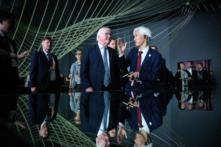 Bundespräsident Steinmeier besucht die Expo 2025 und eröffnet den Deutschen Nationentag.