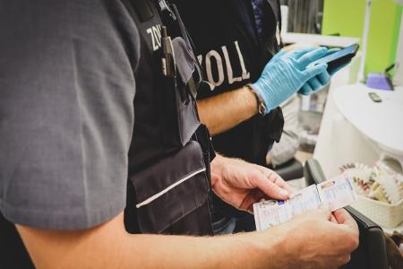 Der Zoll prüft regelmäßig Nagelstudios auf Schwarzarbeit und illegale Beschäftigung (Symbolbild). Der Zoll prüft regelmäßig Nagelstudios auf Schwarzarbeit und illegale Beschäftigung (Symbolbild).