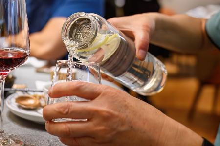 Wasser zum Alkohol