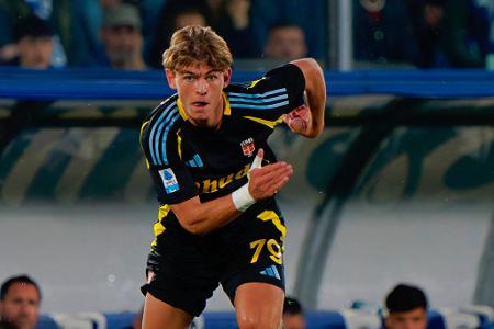 MITTELFELD: Nico Paz (FC Como) - Laut 'Sport Bild' könnte Nico Paz aus der Serie A ein Kandidat für die Wirtz-Nachfolge sein. Der Argentinier erzielte in der abgelaufenen Saison sechs Tore und bereitete neun weitere Treffer vor. Ausgebildet bei Real Madrid käme der Schritt zu den Königlichen vielleicht noch zu früh. Vielleicht wäre es Ex-Bayer-Coach Xabi Alonso sogar lieb, wenn ein zukünftiger Star der Königlichen zuvor bei Leverkusen weitere Erfahrungen sammelt. Im Gespräch ist eine Leihe.