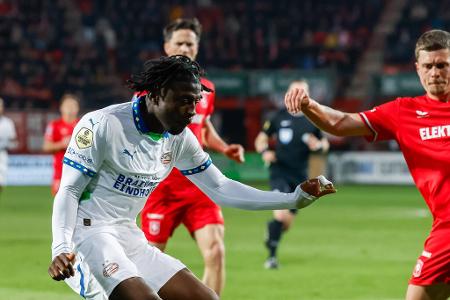 ANGRIFF: Johan Bakayoko (PSV Eindhoven) - Der nächste Star aus der niederländischen Eredivisie auf Bayers Einkaufszettel. Laut dem türkischen Transferexperten Ekrem Konur ist der Werksklub am Rechtsaußen von PSV Eindhoven interessiert. Neun Tore erzielte der 22-Jährige in der letzten Saison. Sein Vertrag läuft nur noch ein Jahr - Eindhoven steht also unter Druck. Aktuell wären wohl noch 20 Millionen Euro für einen Verkauf von Bakayoko drin.