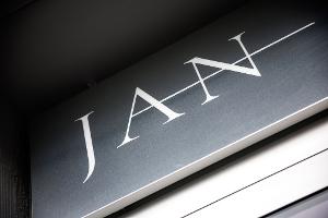 Schriftzug vom Restaurant "Jan" in München. (Archivbild)