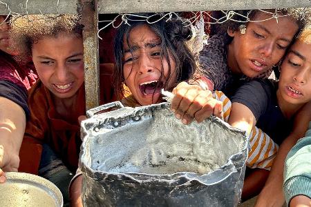 Unicef warnt vor den fatalen Folgen der zunehmenden Mangelernährung von Kindern im Gazastreifen. Die Jüngsten gerieten durch Hunger und Krankheiten in einen Teufelskreis. Unicef warnt vor den fatalen Folgen der zunehmenden Mangelernährung von Kindern im Gazastreifen. Die Jüngsten gerieten durch Hunger und Krankheiten in einen Teufelskreis.