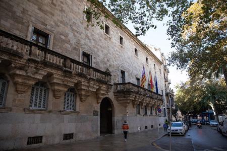 Ein deutscher Urlauber ist vom Landgericht in Palma auf Mallorca vom Vorwurf des versuchten Polizistenmordes freigesprochen worden. Er erhielt eine zweijährige Bewährungsstrafe wegen Körperverletzung und Widerstands gegen die Staatsgewalt. (Archivbild) Ein deutscher Urlauber ist vom Landgericht in Palma auf Mallorca vom Vorwurf des versuchten Polizistenmordes freigesprochen worden. Er erhielt eine zweijährige Bewährungsstrafe wegen Körperverletzung und Widerstands gegen die Staatsgewalt. (Archivbild)