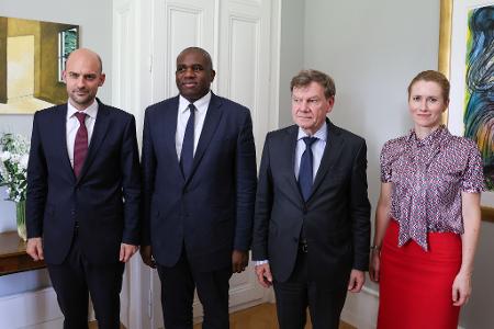 Eine Woche nach Kriegsbeginn bemühen sich Außenminister Johann Wadephul (CDU), seine Kollegen aus Frankreich und Großbritannien sowie die EU-Außenbeauftragte Kaja Kallas bei einem Treffen mit dem iranischen Außenminister um Deeskalation. Eine Woche nach Kriegsbeginn bemühen sich Außenminister Johann Wadephul (CDU), seine Kollegen aus Frankreich und Großbritannien sowie die EU-Außenbeauftragte Kaja Kallas bei einem Treffen mit dem iranischen Außenminister um Deeskalation.