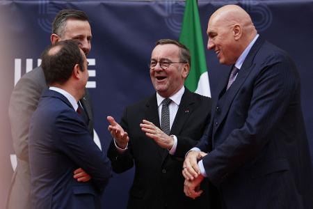 Italiens Verteidigungsminister Guido Crosetto (rechts) bei einem Treffen mit Verteidigungsminister Boris Pistorius (Mitte). (Foto: Archiv) Italiens Verteidigungsminister Guido Crosetto (rechts) bei einem Treffen mit Verteidigungsminister Boris Pistorius (Mitte). (Foto: Archiv)