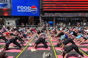Trotz Hitzewelle: Massen-Yoga auf New Yorks Times Square