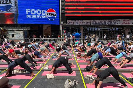 Trotz Hitzewelle versammeln sich Hunderte für Yoga auf dem Times Square. 
