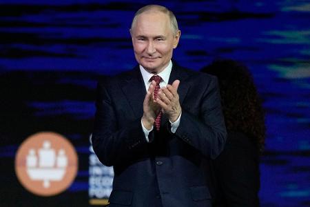 Putin bekam Applaus für seine Aussage, dass Russen und Ukrainer ein Volk seien. 