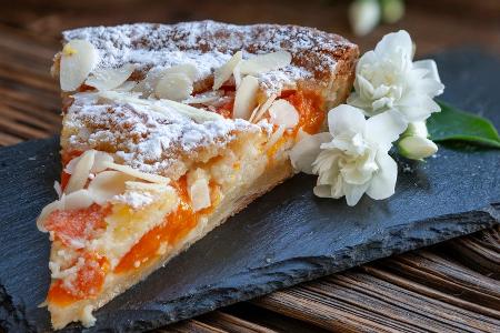 Versunkener Aprikosenkuchen mit Mandeln Versunkener Aprikosenkuchen mit Mandeln