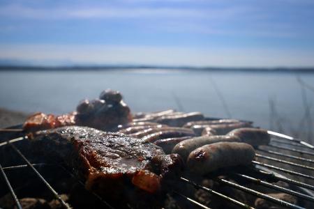 Wichtig oder sehr wichtig ist der Klimaschutz einer Umfrage zufolge den wenigsten Menschen, wenn sie grillen. 
