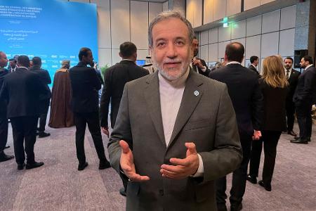 Der iranische Außenminister Abbas Araghtschi nimmt in Istanbul an einem Treffen der Organisation für islamische Zusammenarbeit teil. Der iranische Außenminister Abbas Araghtschi nimmt in Istanbul an einem Treffen der Organisation für islamische Zusammenarbeit teil.