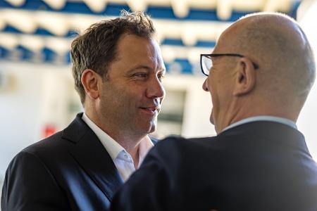 Der SPD-Vorsitzende Lars Klingbeil zeigt sich optimistisch für die Gespräche zur Kompensation der Länder zum Investitionspaket. Der SPD-Vorsitzende Lars Klingbeil zeigt sich optimistisch für die Gespräche zur Kompensation der Länder zum Investitionspaket.