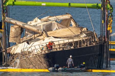 Mithilfe von Spezialkränen wurde zunächst die 56 Meter lange Segeljacht aus rund 50 Metern Tiefe angehoben. Mithilfe von Spezialkränen wurde zunächst die 56 Meter lange Segeljacht aus rund 50 Metern Tiefe angehoben.