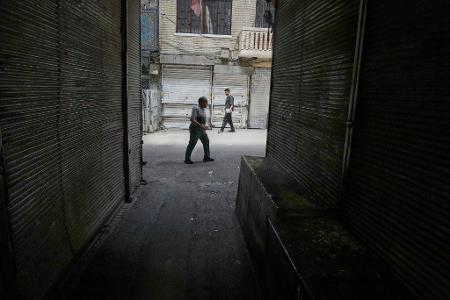 Nach seiner Festnahme im vergangenen Jahr wurde ein deutscher Tourist ins Gefängnis nach Teheran gebracht. (Archivbild) Nach seiner Festnahme im vergangenen Jahr wurde ein deutscher Tourist ins Gefängnis nach Teheran gebracht. (Archivbild)