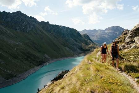 Schweiz Wandern oberhalb eines Sees