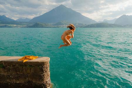 Frau springt in Bergesee Schweiz