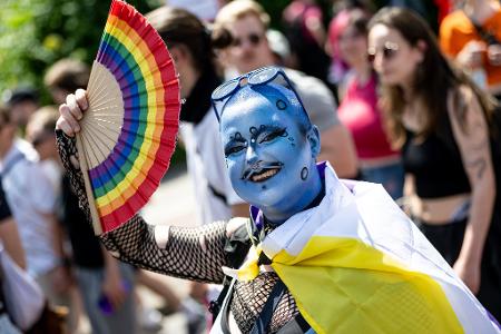 Regenbogenfarben ist der Fächer eines Teilnehmers bei der Marzahn Pride im Stadtteil Marzahn in Berlin.