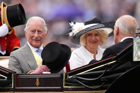 Der britische König Charles III. und seine Frau Königin Camilla kommen in der königlichen Kutsche am fünften Tag vom Pferderennen Royal Ascot auf der Pferderennbahn in Ascot an.